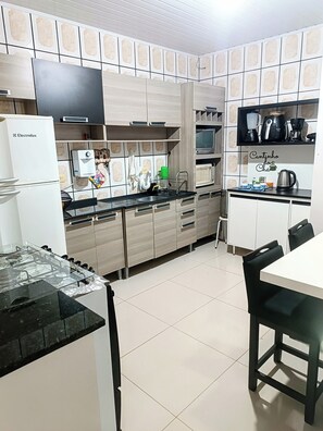 Fridge, microwave, oven, stovetop - Complete House in Foz do Iguaçu/PR/Brazil - Sleeps 5 (Foz do Iguaçu)
