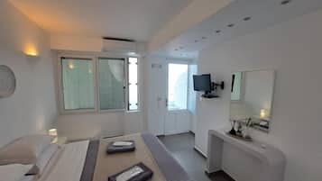 Een kluis op de kamer, een strijkplank/strijkijzer, gratis wifi