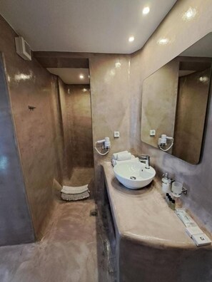 Shower, towels, soap, shampoo - Thespia Suite, Wonderful Sea Views, Heated Indoor Jacuzzi, Imerovigli (Santorini)