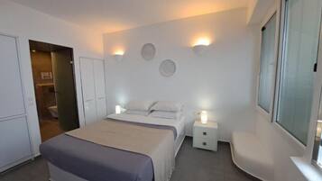 VÀrdeförvaringsskÄp pÄ rummet, strykjÀrn/strykbrÀda och gratis wi-fi