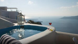 Vista a la piscina con una visión despejada del mar y las islas en la distancia.
