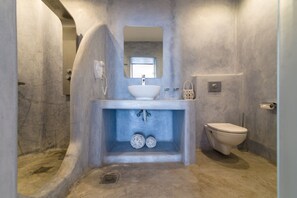 Douche, serviettes fournies, savon, shampoing
