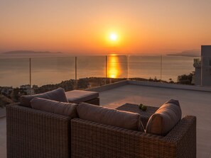 Terrace/patio - Villa Calypso, Divine Crete Villa, 4 BDR, Infinity Pool & Sea Views (Crete)