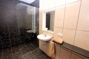 Dusche, Seife, Shampoo, Toilettenpapier