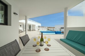 Outdoor dining - Villa Aurora Blanca | 5 Bedrooms | Luxury & Privacy | Modern Furnishing |. (Yaiza)