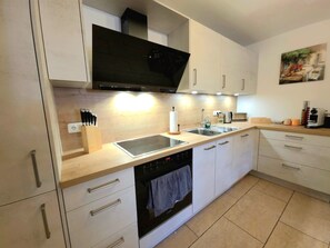 Een koelkast, een oven, een kookplaat, een vaatwasser