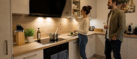 Réfrigérateur, un four, surface de cuisson, lave-vaisselle