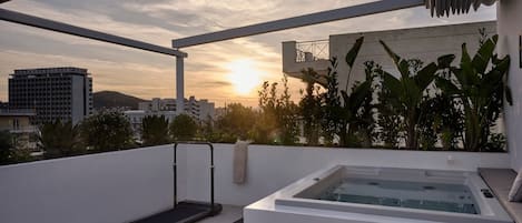 Outdoor spa tub