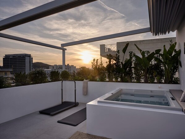 Outdoor spa tub