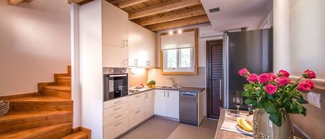 Kjøleskap, ovn, kokeplater og oppvaskmaskin