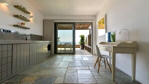 Eine moderne Küche mit Steinboden, einer integrierten Spüle und Holzböden.