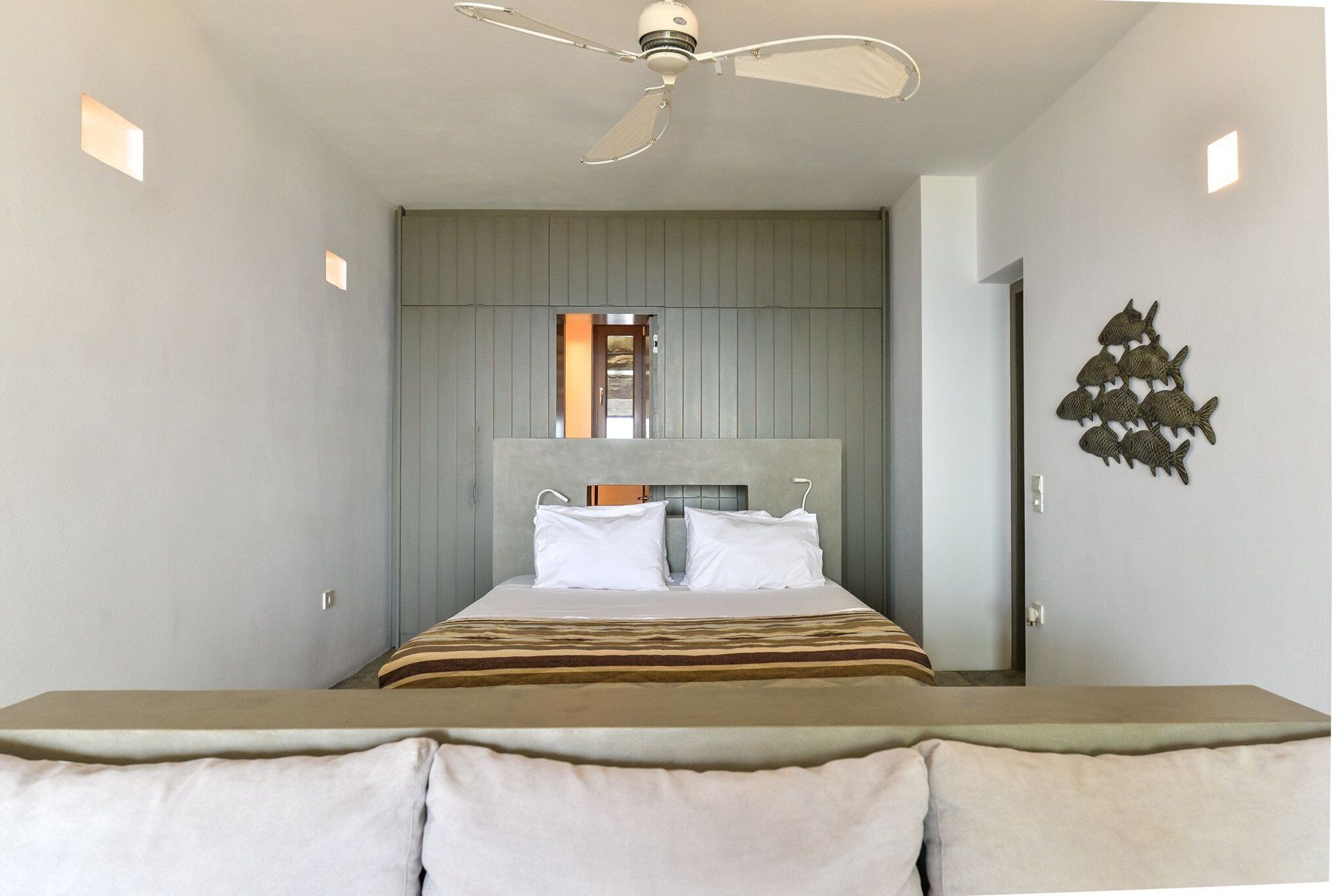 1 soveværelse, pengeskab på værelset, strygejern/strygebræt