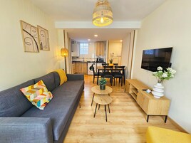 Apartamento Confort | Zona de estar | Una televisión