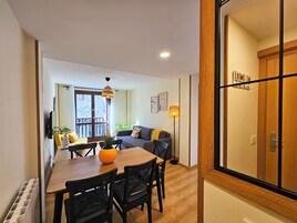 Apartamento Confort | Zona de estar | Una televisión