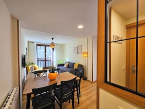 Leilighet – comfort | Oppholdsområde | TV