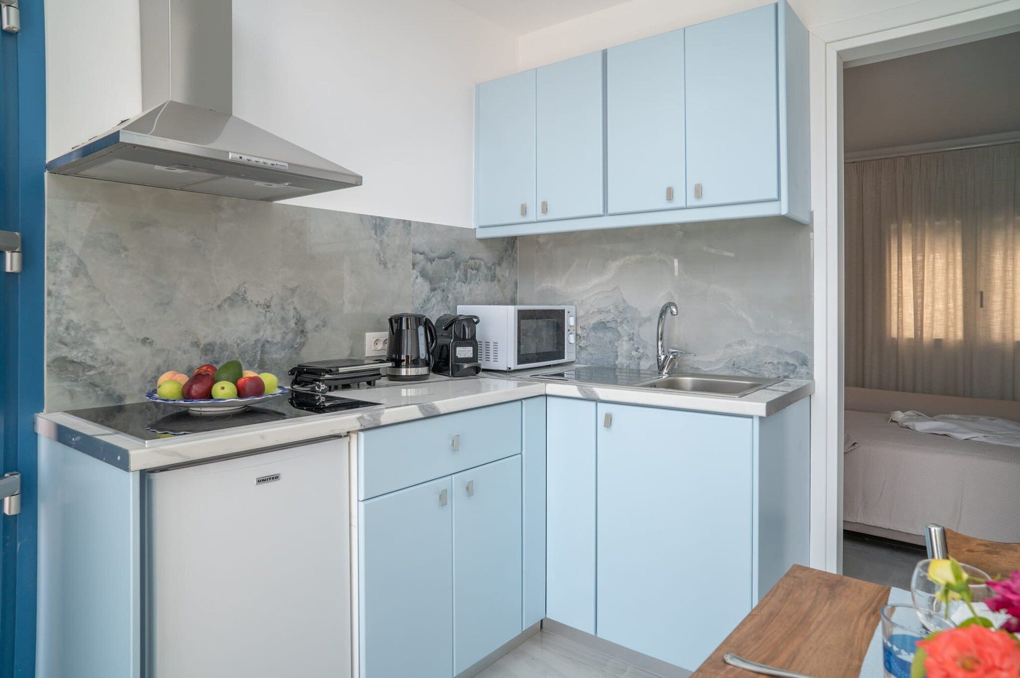 Fridge, stovetop, coffee/tea maker, electric kettle