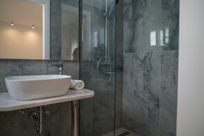 Ducha, toallas, jabón y champú