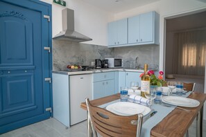 Frigorifero, piano cottura, macchina per tè/caffè, bollitore elettrico