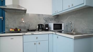 Frigorifero, piano cottura, macchina per tè/caffè, bollitore elettrico