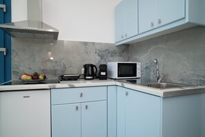 Frigorifero, piano cottura, macchina per tè/caffè, bollitore elettrico