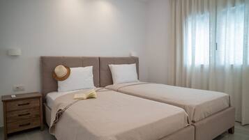 2 bedrooms, in-room safe, iron/ironing board, free WiFi