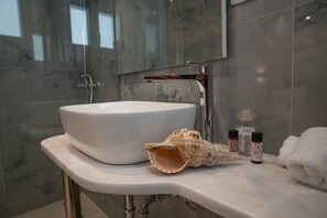 Ducha, toallas, jabón y champú