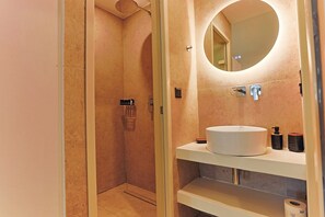 シャワー、タオル、石鹸、シャンプー