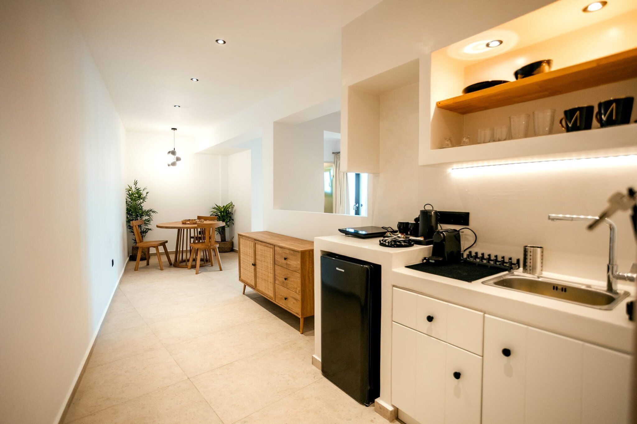 Kühlschrank, Herdplatte, Wasserkocher mit Kaffee-/Teezubehör