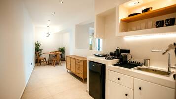 Kühlschrank, Herdplatte, Wasserkocher mit Kaffee-/Teezubehör