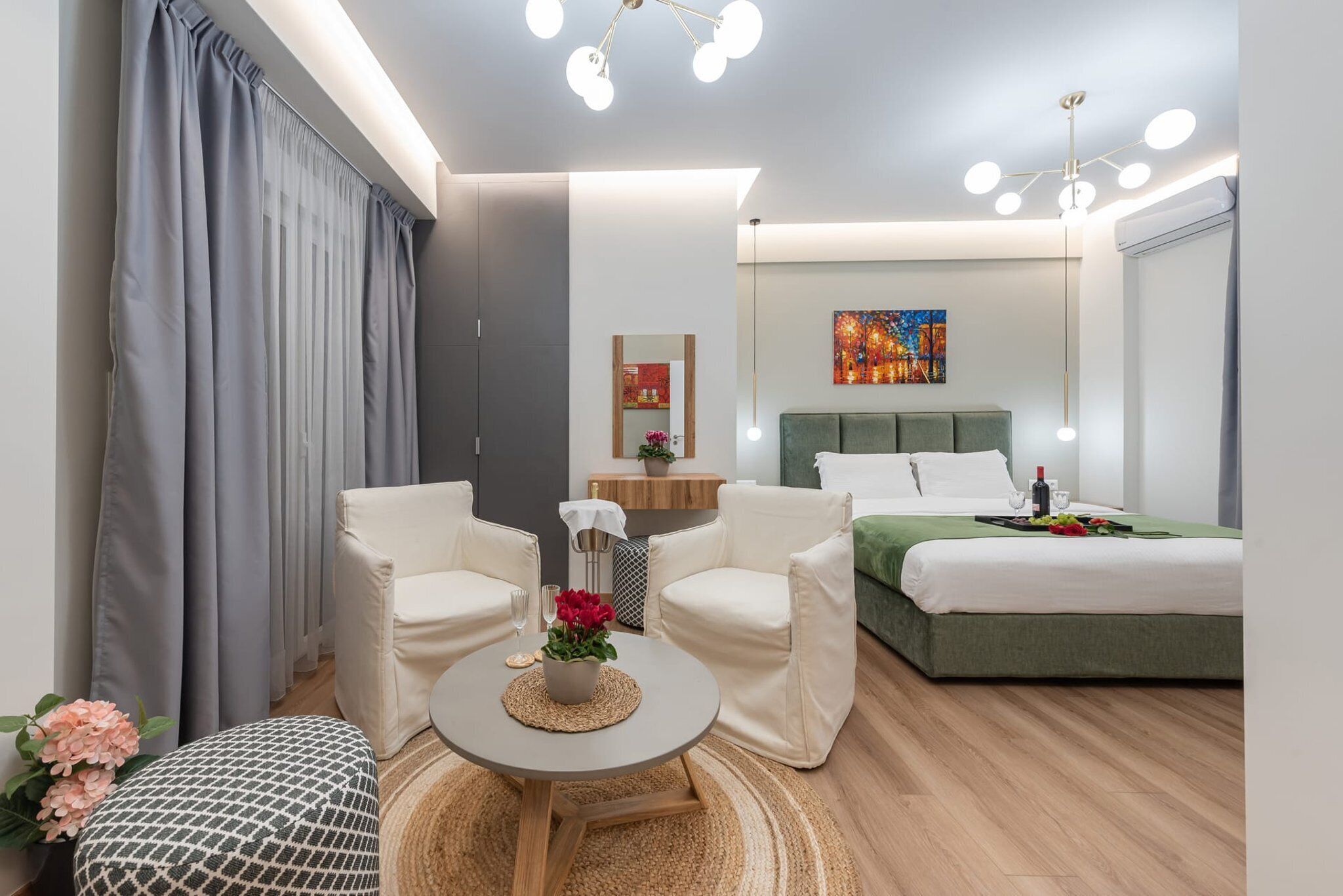 1 slaapkamer, een kluis op de kamer, een strijkplank/strijkijzer