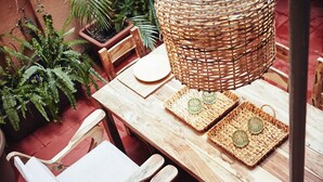 Une table en bois, agrémentée de sets de table et d’un panier en osier.