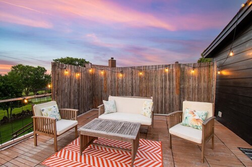 NEW! Modern Lakeside Paradise | Waterfront + 2 Patios