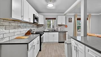 Réfrigérateur, micro-ondes, lave-vaisselle