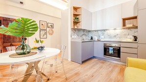 A modern kitchen with white cabinets, a marble backsplash, and a built-in oven. - Pina Colada- New apartment in the historic center of Siena (Siena)