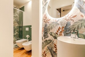 تجهيزات دش، مجففات شعر، مراحيض شطف، مناشف