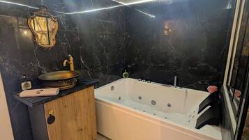 Sèche-cheveux, serviettes fournies, savon, papier toilette