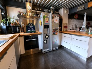 Kühlschrank, Mikrowelle, Ofen, Herdplatte