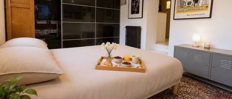 5 bedrooms, desk, iron/ironing board, WiFi