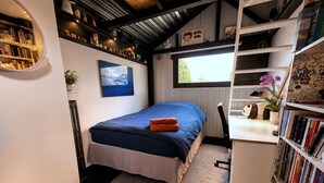 A bedroom with a bed, a desk, a bookshelf, and a window. - Villa Georges (Issy-les-Moulineaux)