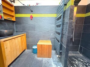 Shower, hair dryer, towels, toilet paper - Villa Georges (Issy-les-Moulineaux)