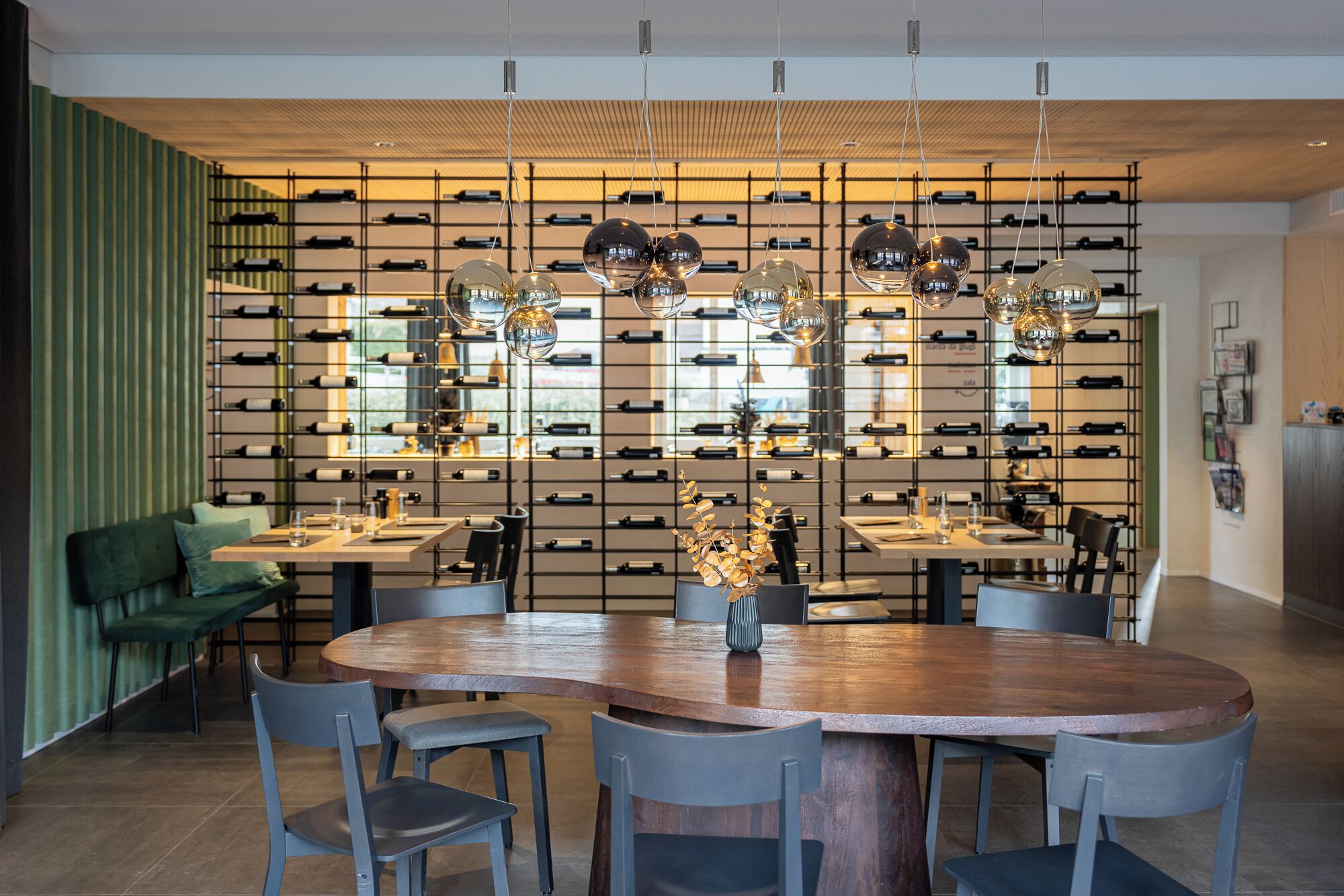 Serveert ontbijt, lunch, diner, buitendiner
