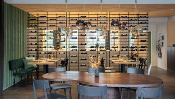 Serveert ontbijt, lunch, diner, buitendiner