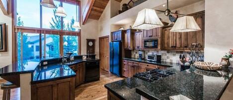 冷蔵庫、電子レンジ、オーブン、コンロ