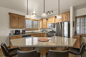 Fridge, microwave, oven, stovetop - Peak Location Near Slopes & Olympic Park (Park City)