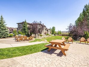 تناول الطعام بالخارج