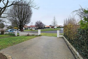 Property grounds - Holiday Home 'Gîte Le Fief De La Fontaine' with Private Terrace, Shared Garden and Wi-Fi (Port Saint-Père)