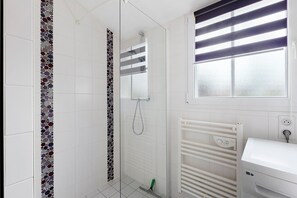 Chuveiro, secador de cabelo, toalhas de banho 
