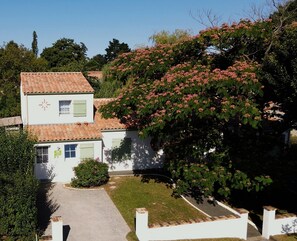 Exterior - Holiday Home 'Gîte Le Fief De La Fontaine' with Private Terrace, Shared Garden and Wi-Fi (Port Saint-Père)