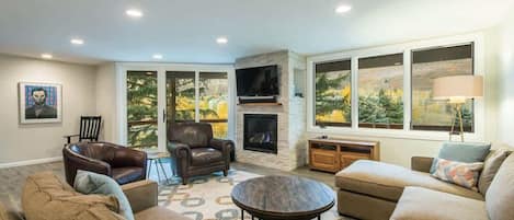 Tv, eldstad och kontor