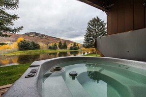 Outdoor spa tub - Snowcap Lodge: Spacious Townhome w/ Hot Tub (Park City)